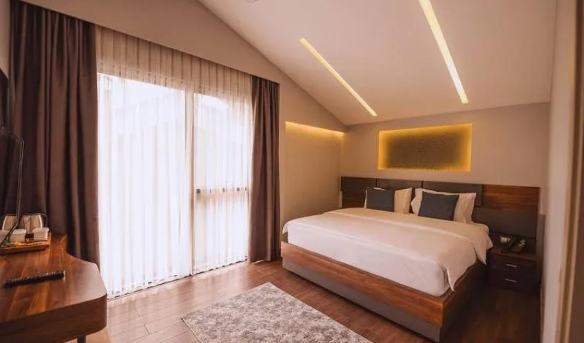 En fazla 3 yetişkin veya 2 yetişkin + 1 çocuk.