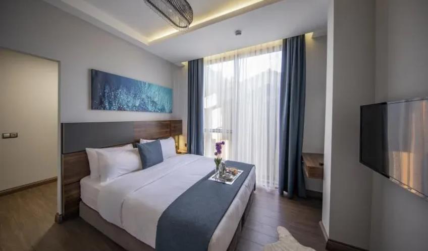 En fazla 3 yetişkin veya 2 yetişkin + 1 çocuk.