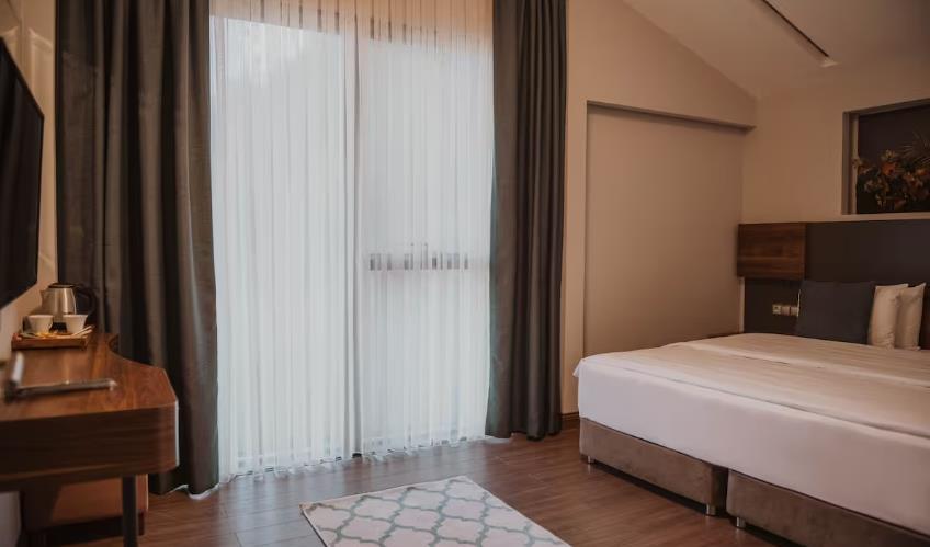 En fazla 2 yetişkin veya 1 yetişkin + 1 çocuk.