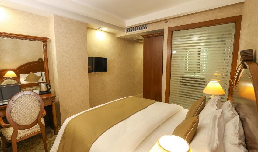 En fazla 2 yetişkin + 1 bebek (0-2 yaş) veya 1 yetişkin + 1 çocuk + 1 bebek (0-2 yaş).