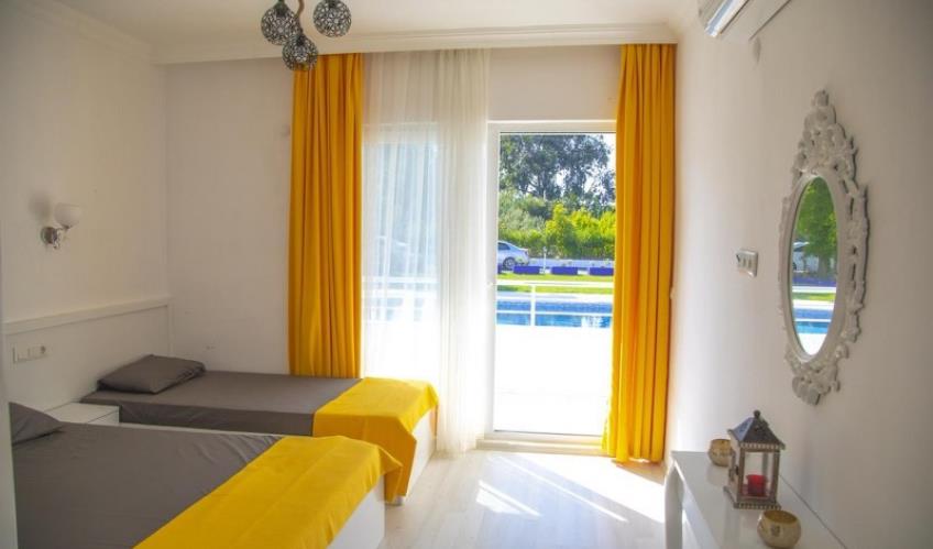 En fazla 4 yetişkin veya 3 yetişkin + 1 çocuk.