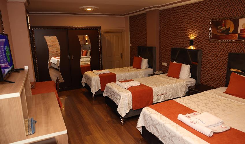 En fazla 3 yetişkin + 1 çocuk + 1 bebek (0-2 yaş) veya 2 yetişkin + 1 çocuk + 1 bebek (0-2 yaş).