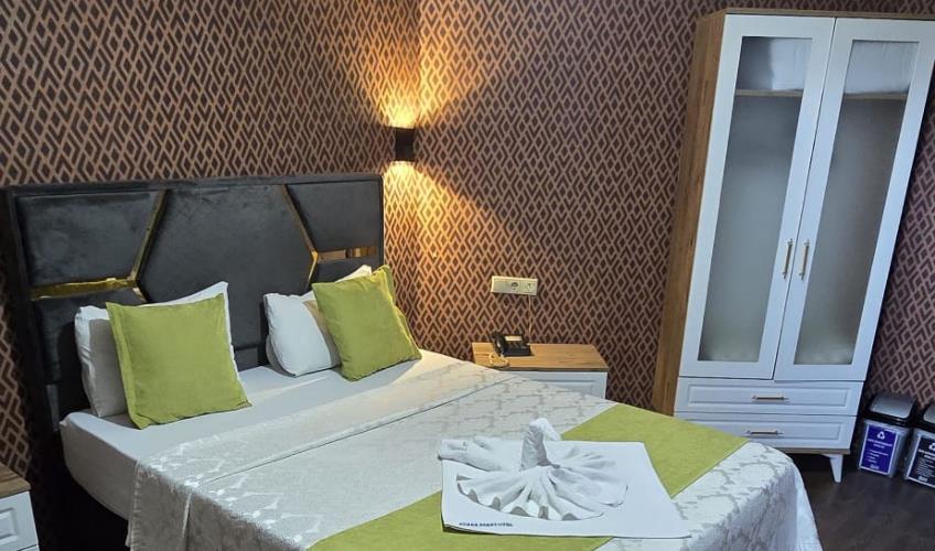 En fazla 1 yetişkin + 1 bebek (0-2 yaş).