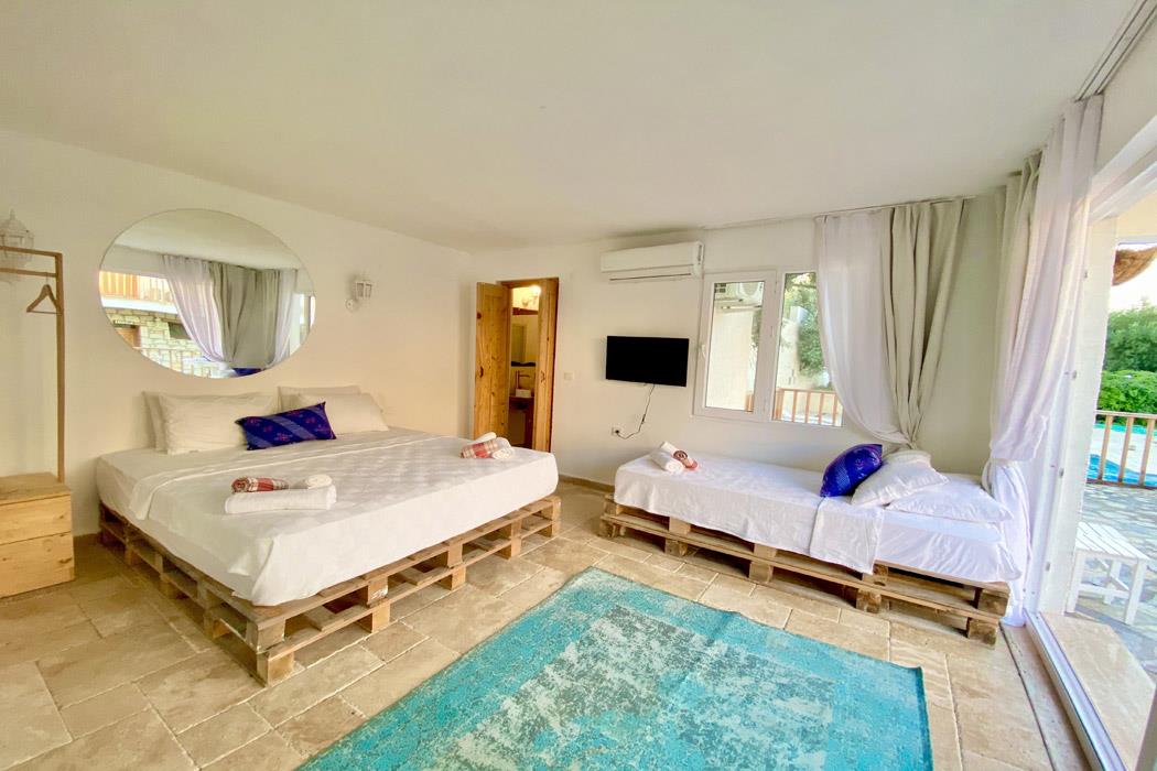 En fazla 3 yetişkin.