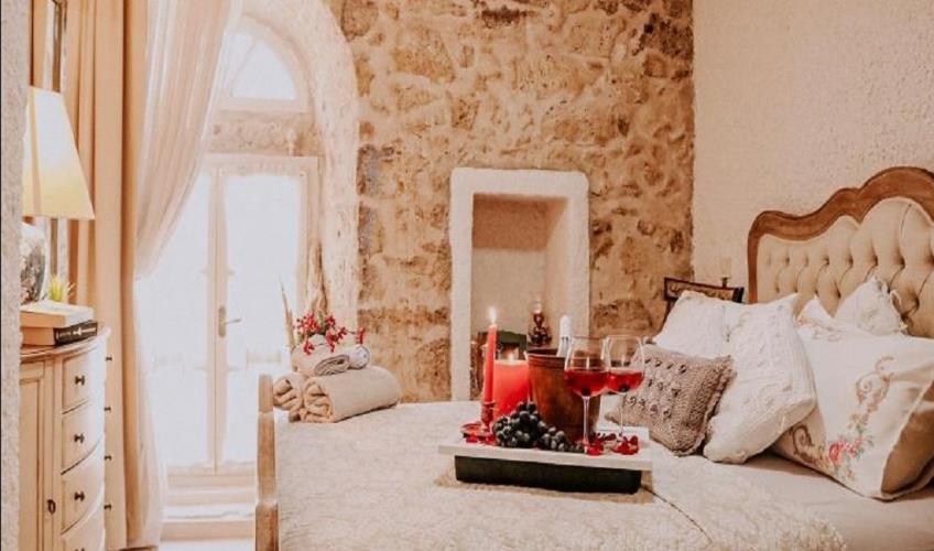 En fazla 2 yetişkin + 1 bebek (0-2 yaş).