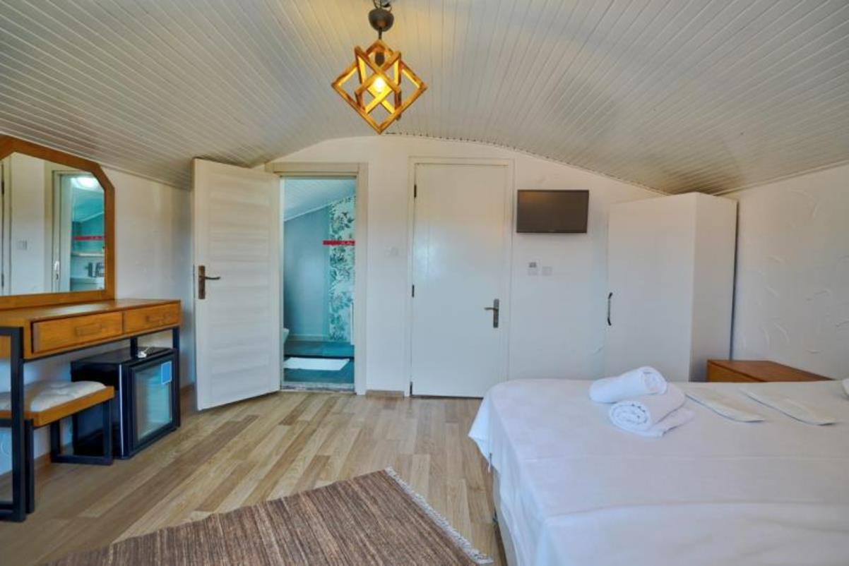 En fazla 2 yetişkin + 1 bebek (0-2 yaş).