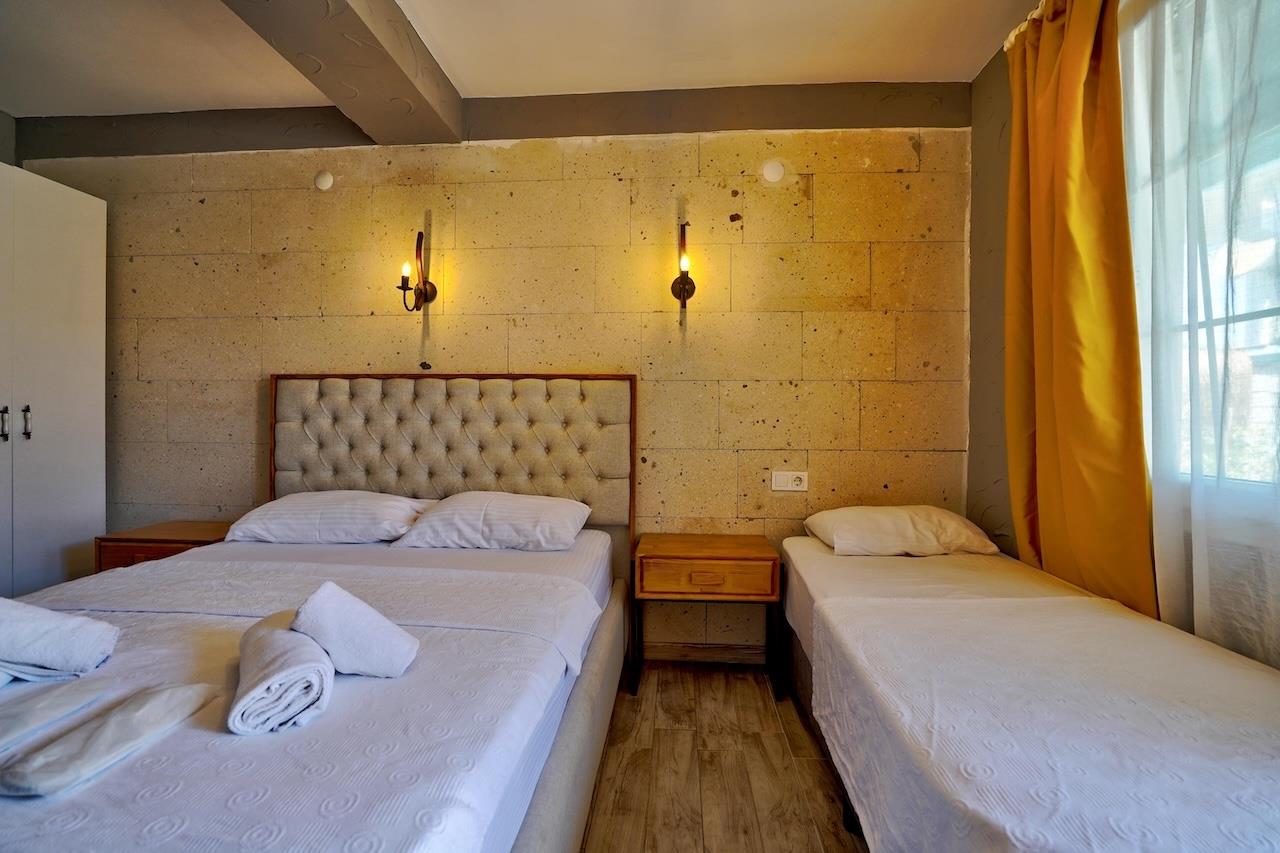 En fazla 3 yetişkin.