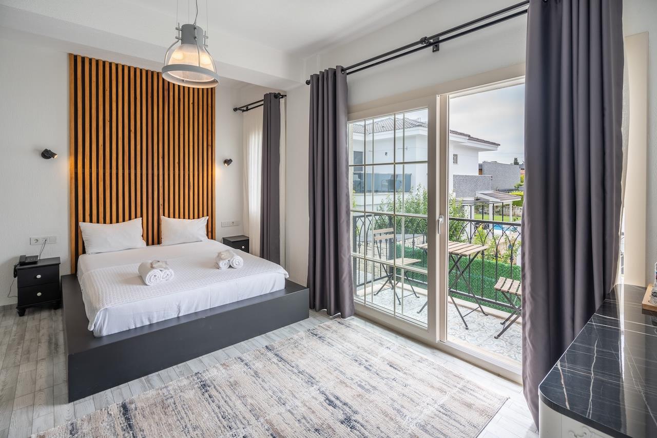 En fazla 4 yetişkin.