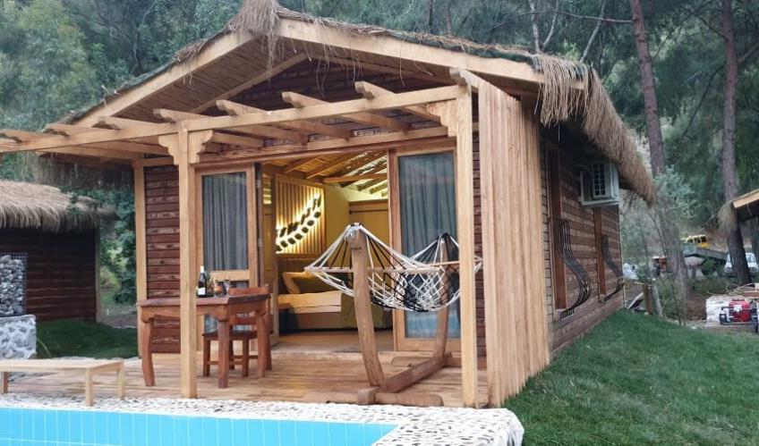 En fazla 3 yetişkin + 1 bebek (0-2 yaş).