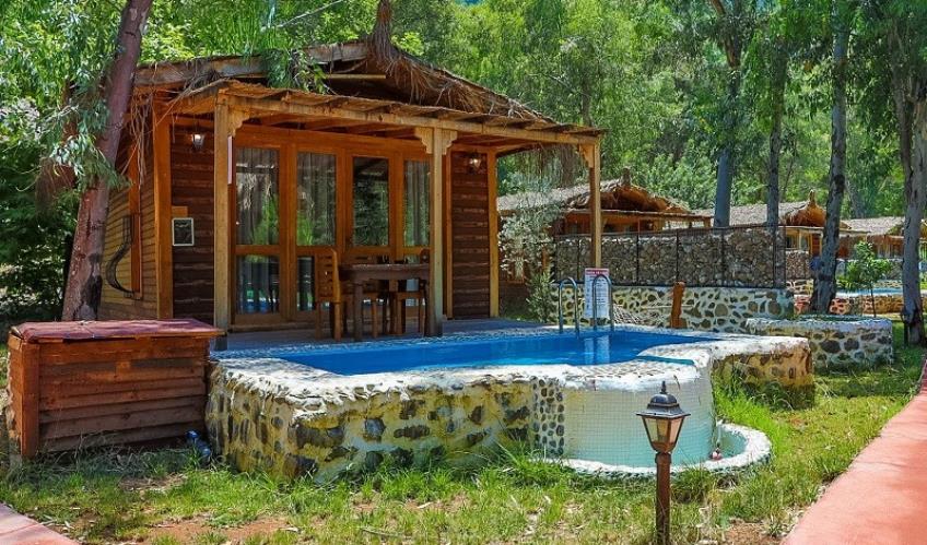 En fazla 3 yetişkin + 1 bebek (0-2 yaş).