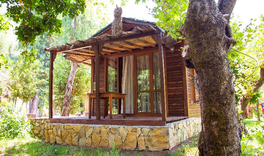 En fazla 3 yetişkin + 1 bebek (0-2 yaş).