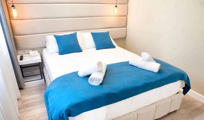 En fazla 2 yetişkin + 1 bebek (0-2 yaş) veya 1 yetişkin + 1 çocuk + 1 bebek (0-2 yaş).