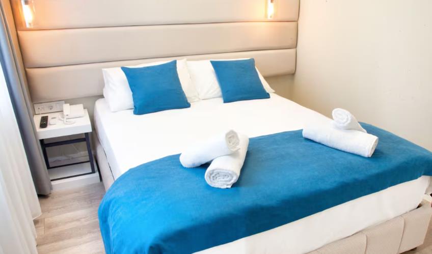 En fazla 2 yetişkin + 1 bebek (0-2 yaş) veya 1 yetişkin + 1 çocuk + 1 bebek (0-2 yaş).