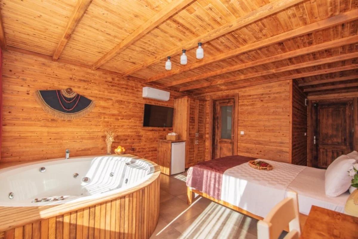 En fazla 3 yetişkin.