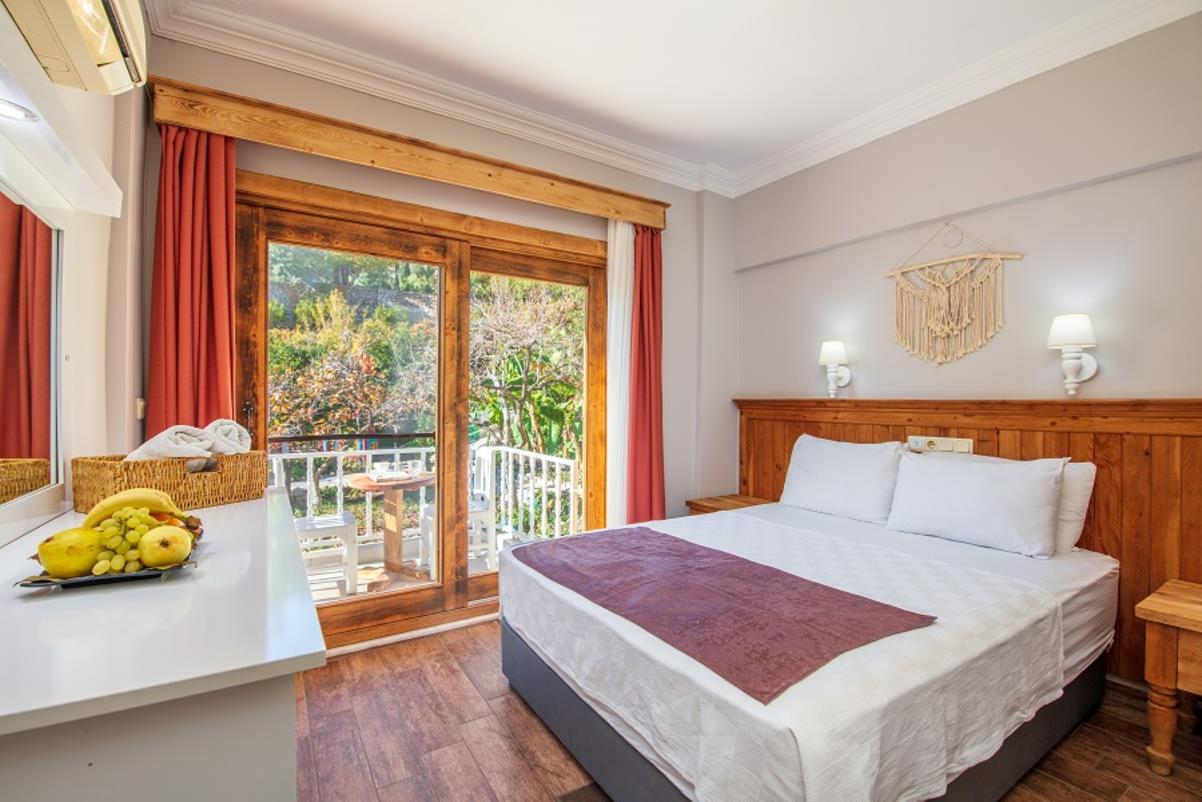 En fazla 3 yetişkin veya 2 yetişkin + 1 çocuk.