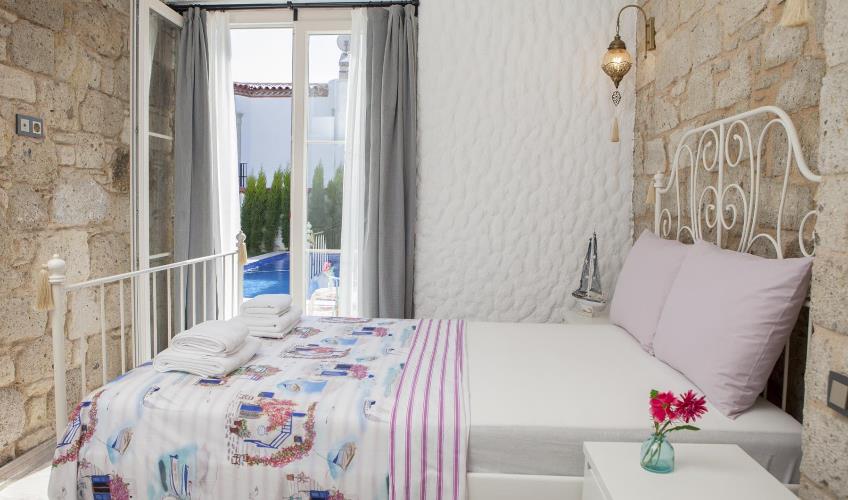 En fazla 2 yetişkin.