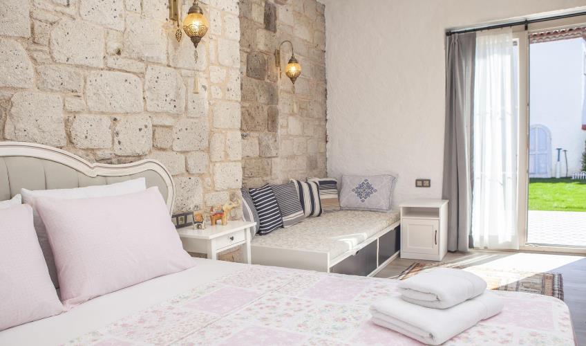 En fazla 3 yetişkin.