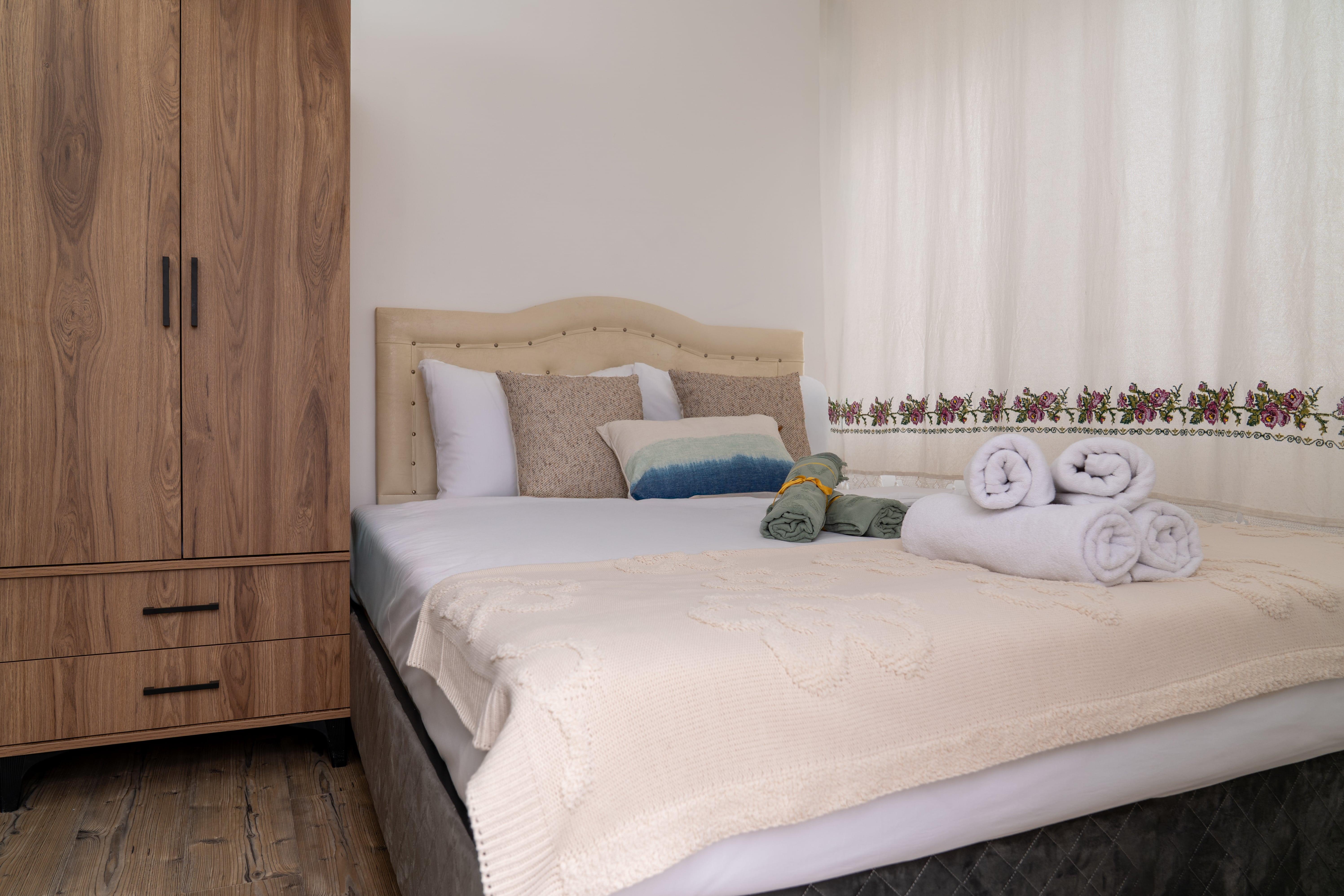 En fazla 2 yetişkin + 1 bebek (0-2 yaş).