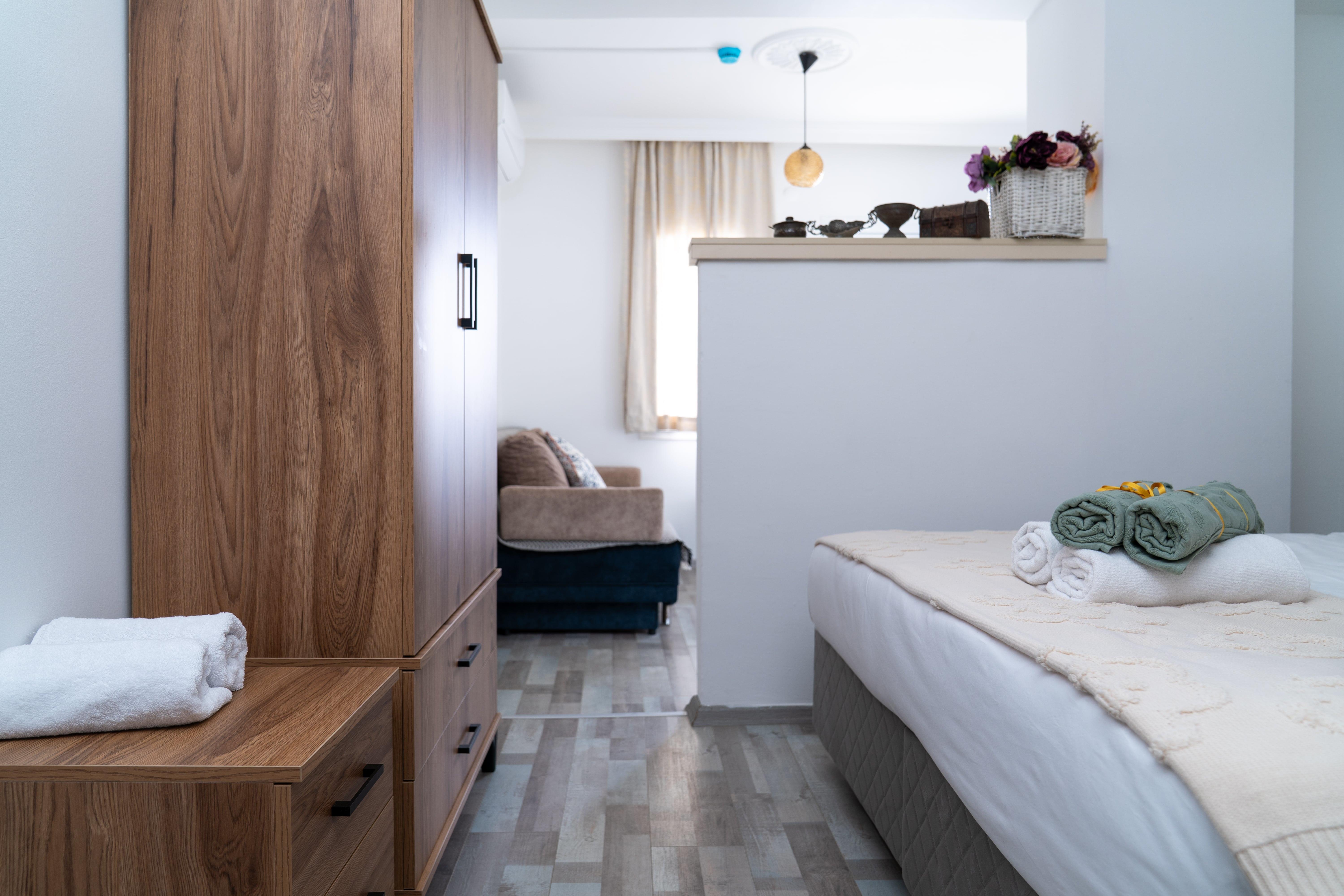 En fazla 3 yetişkin + 1 bebek (0-2 yaş).