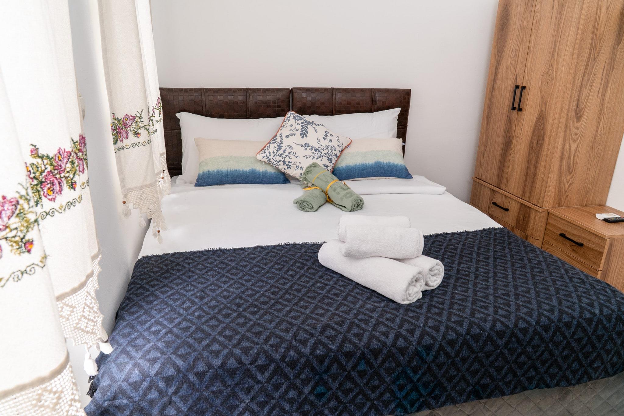 En fazla 2 yetişkin + 1 bebek (0-2 yaş).