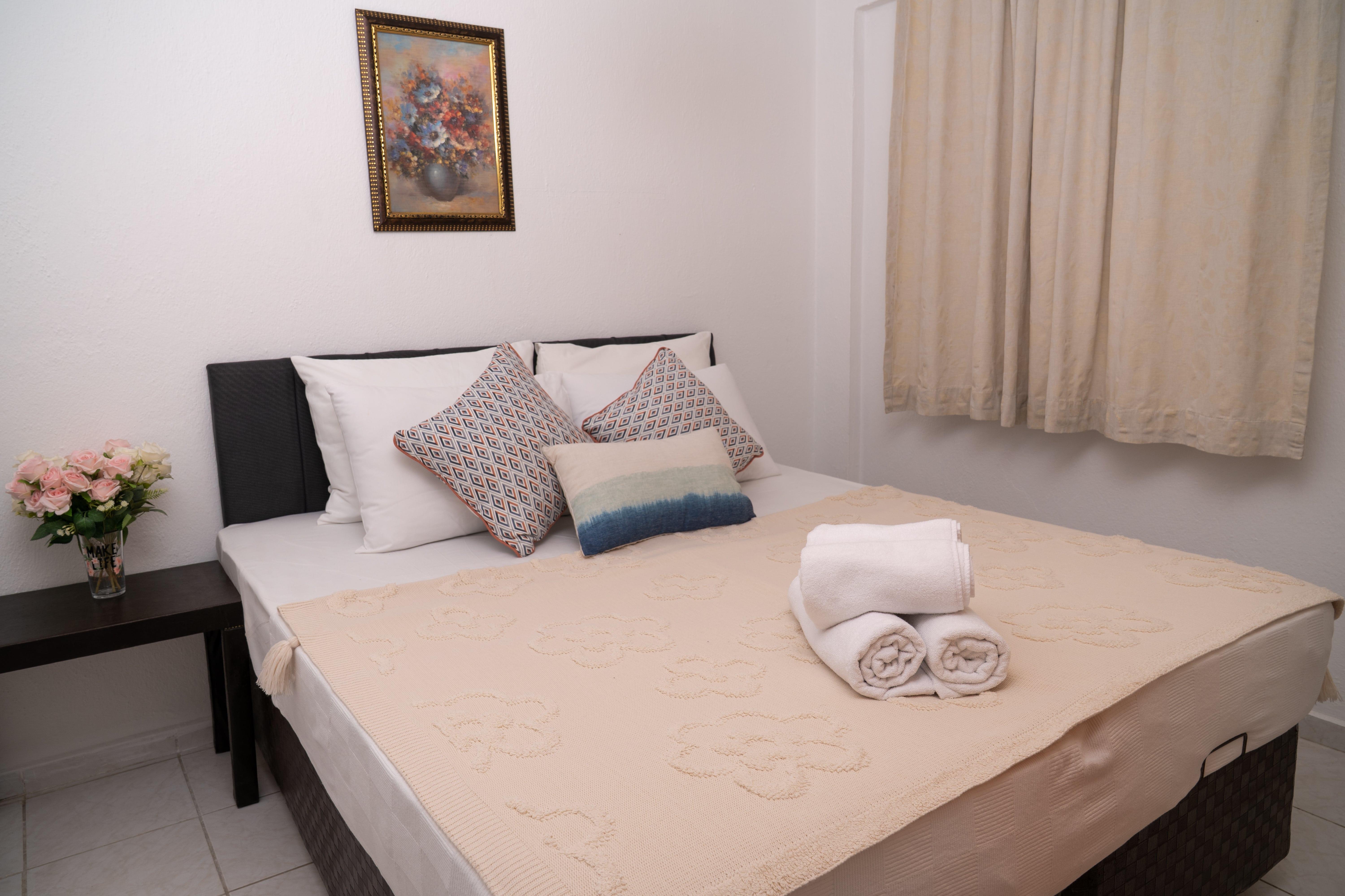 En fazla 4 yetişkin + 1 çocuk + 1 bebek (0-2 yaş) veya 3 yetişkin + 1 çocuk + 1 bebek (0-2 yaş).