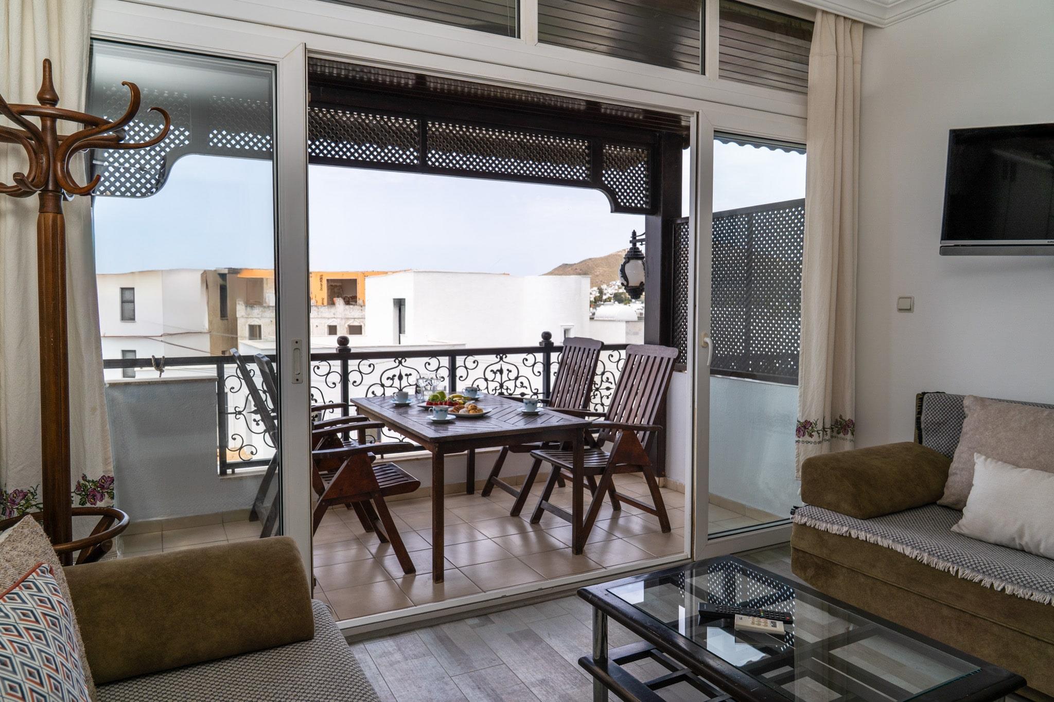 En fazla 4 yetişkin + 1 çocuk + 1 bebek (0-2 yaş) veya 3 yetişkin + 1 çocuk + 1 bebek (0-2 yaş).