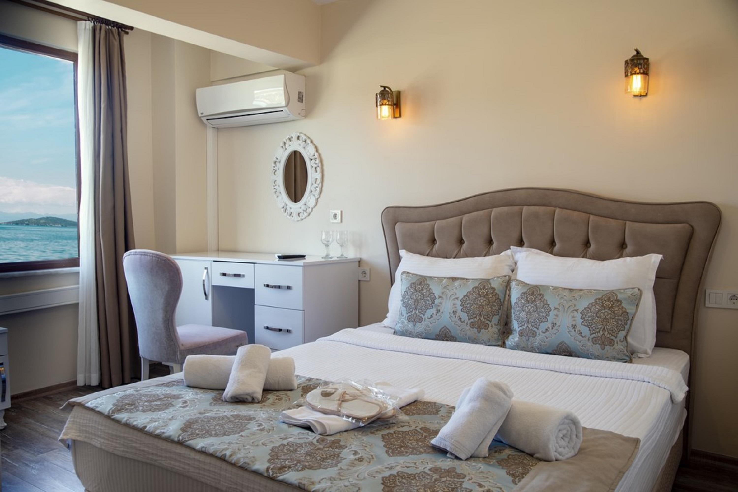 En fazla 3 yetişkin.