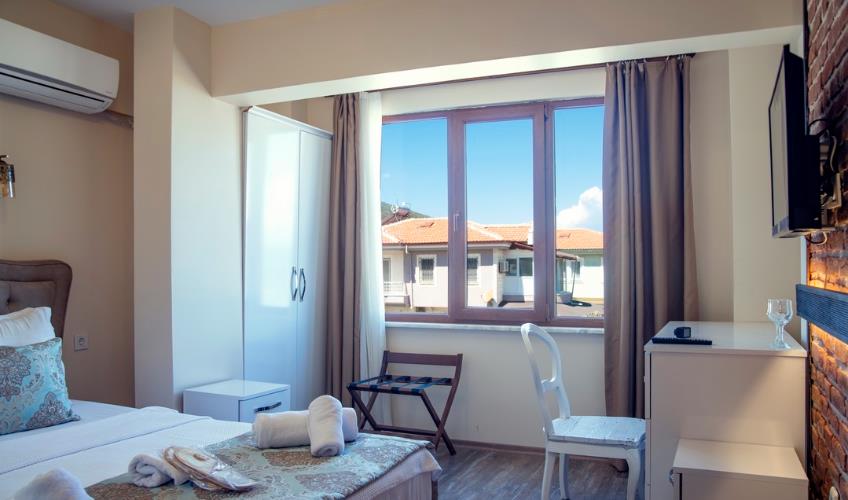 En az 2 yetişkin, En fazla 3 yetişkin.