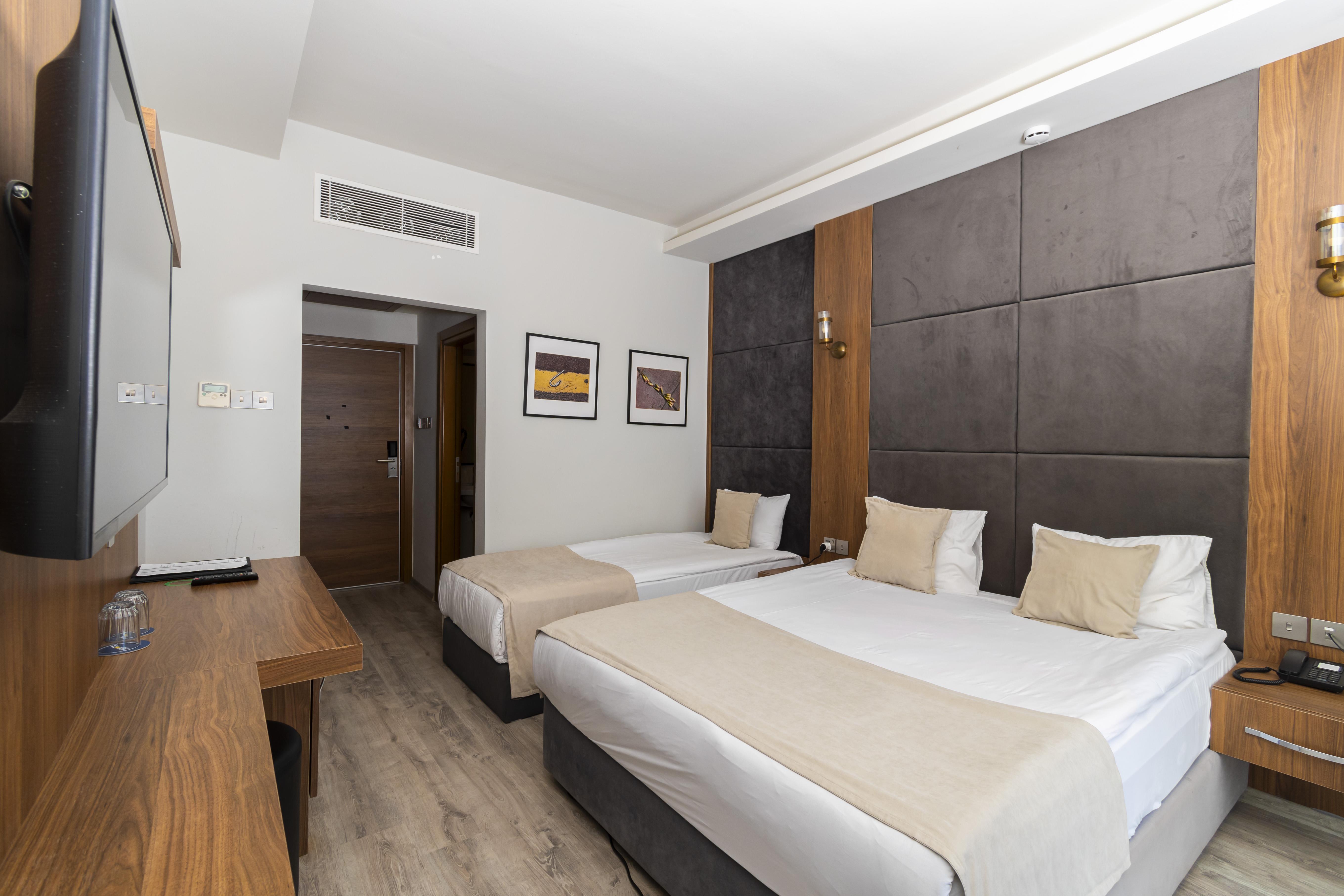 En fazla 3 yetişkin veya 2 yetişkin + 1 çocuk.