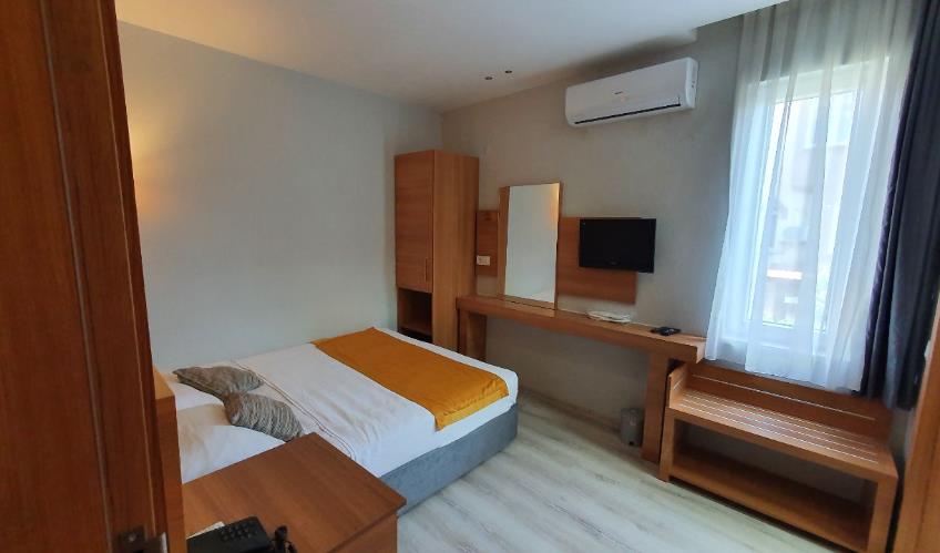 En fazla 2 yetişkin + 1 bebek (0-2 yaş) veya 1 yetişkin + 1 çocuk + 1 bebek (0-2 yaş).