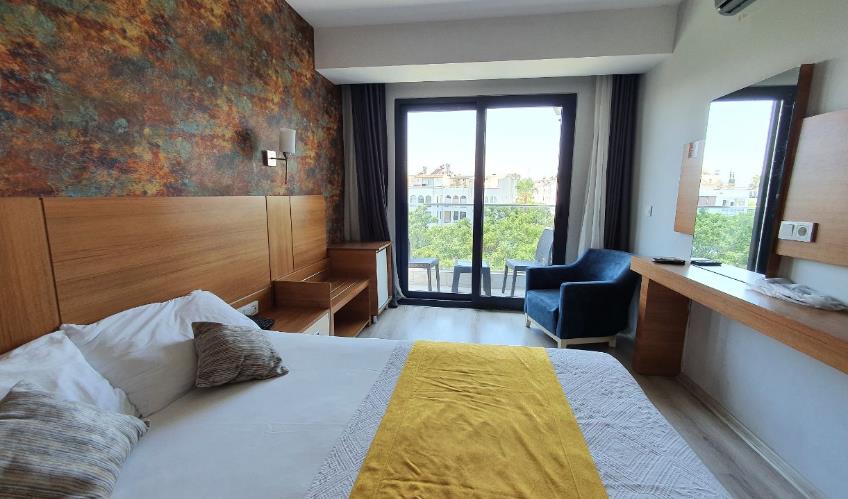 En fazla 2 yetişkin + 1 bebek (0-2 yaş) veya 1 yetişkin + 1 çocuk + 1 bebek (0-2 yaş).