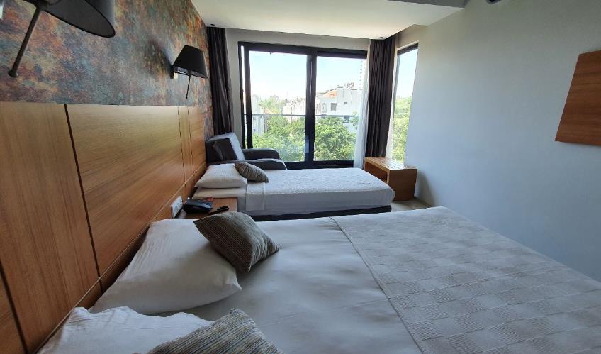 En fazla 3 yetişkin + 1 bebek (0-2 yaş) veya 2 yetişkin + 1 çocuk + 1 bebek (0-2 yaş).