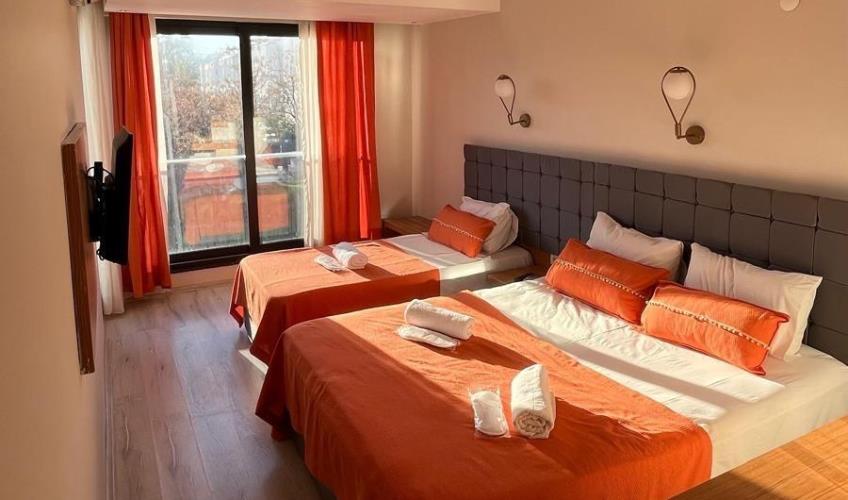 En fazla 3 yetişkin + 1 bebek (0-2 yaş) veya 2 yetişkin + 1 çocuk + 1 bebek (0-2 yaş).