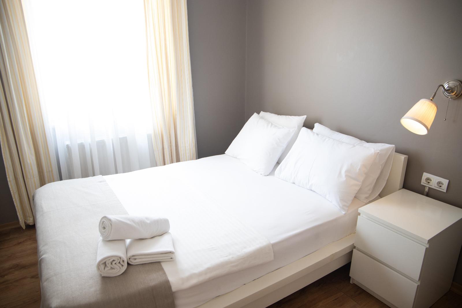 En az 2 yetişkin, En fazla 3 yetişkin.