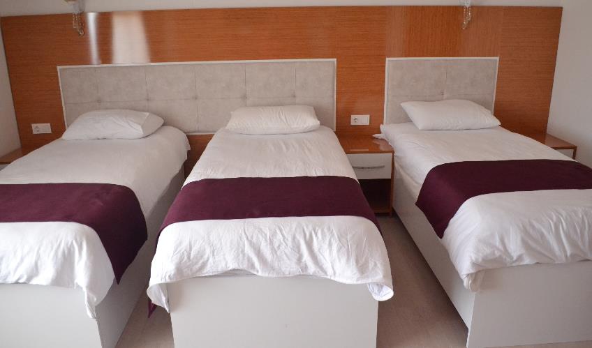 En fazla 3 yetişkin + 1 bebek (0-2 yaş) veya 2 yetişkin + 1 çocuk + 1 bebek (0-2 yaş).