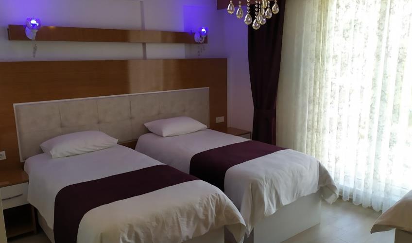 En fazla 2 yetişkin + 1 bebek (0-2 yaş) veya 1 yetişkin + 1 çocuk + 1 bebek (0-2 yaş).