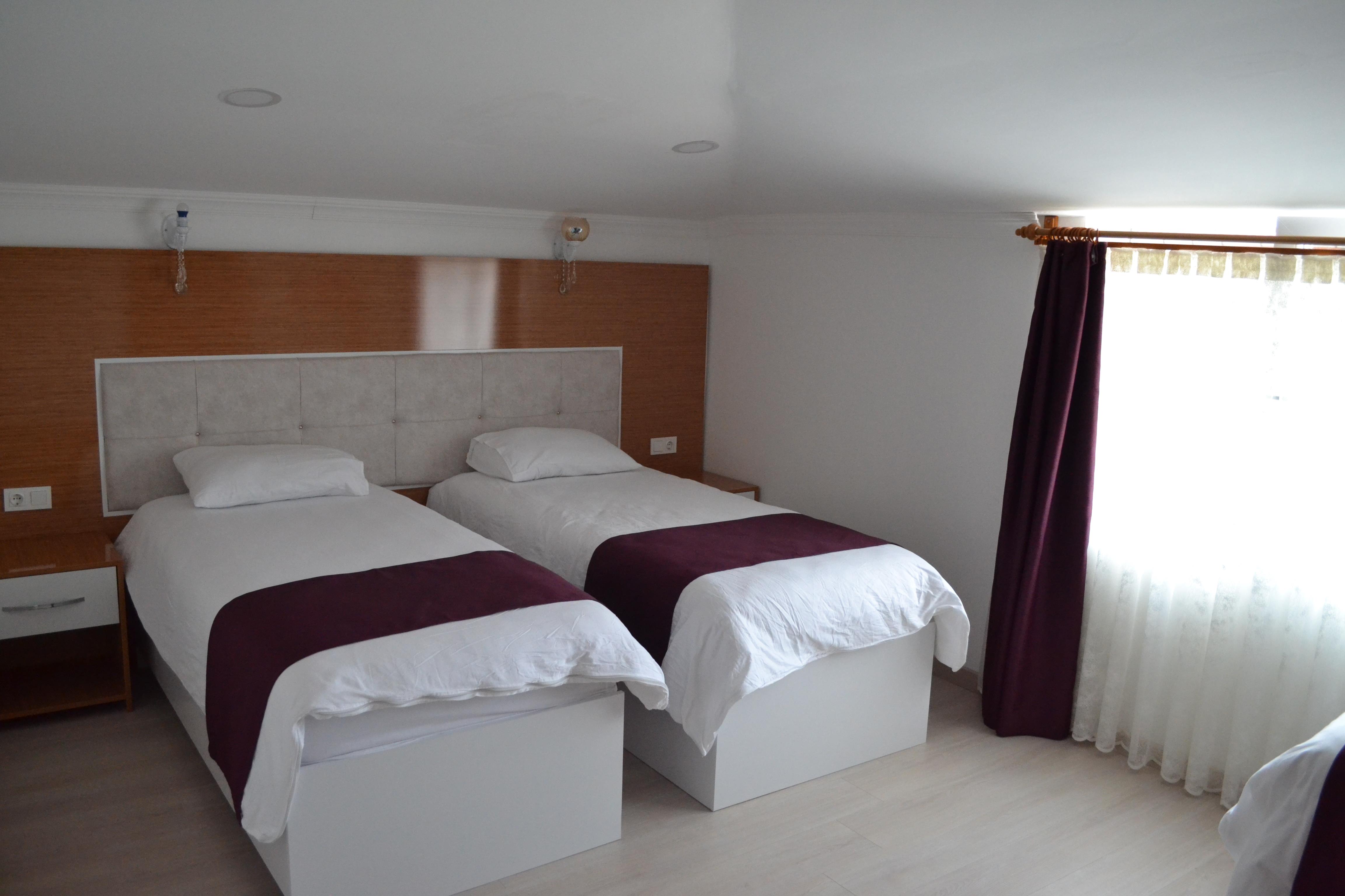 En fazla 2 yetişkin + 1 bebek (0-2 yaş).