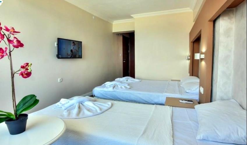 En fazla 3 yetişkin + 1 bebek (0-2 yaş) veya 2 yetişkin + 1 çocuk + 1 bebek (0-2 yaş).