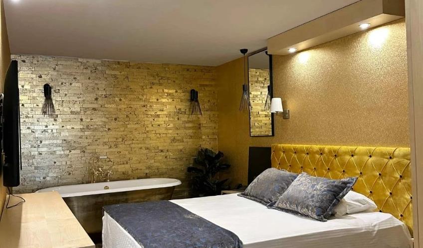 En fazla 4 yetişkin veya 3 yetişkin + 1 çocuk.