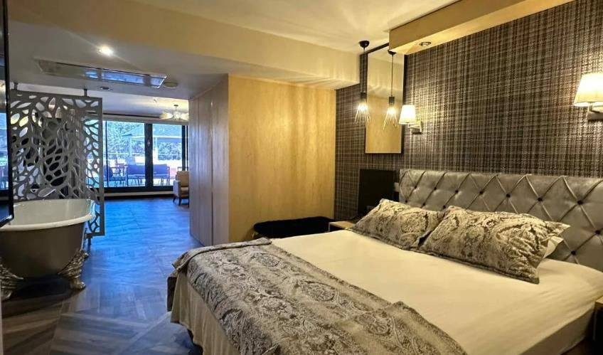 En fazla 4 yetişkin veya 3 yetişkin + 1 çocuk.