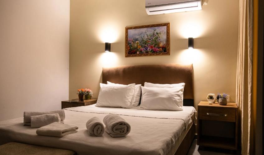 En fazla 3 yetişkin veya 2 yetişkin + 1 çocuk.