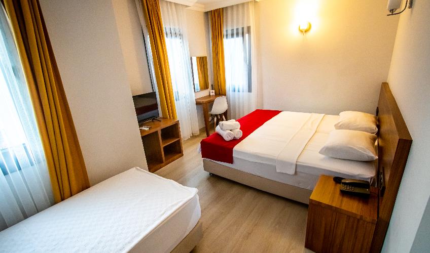 En fazla 4 yetişkin + 1 bebek (0-2 yaş) veya 3 yetişkin + 1 çocuk + 1 bebek (0-2 yaş).