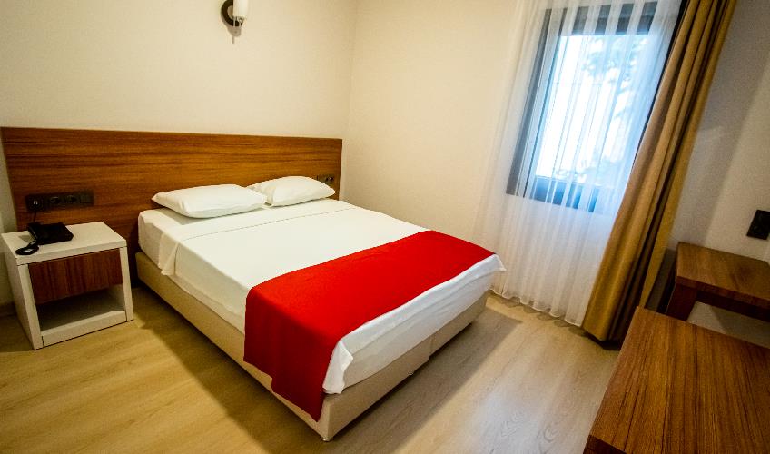 En fazla 2 yetişkin + 1 bebek (0-2 yaş).