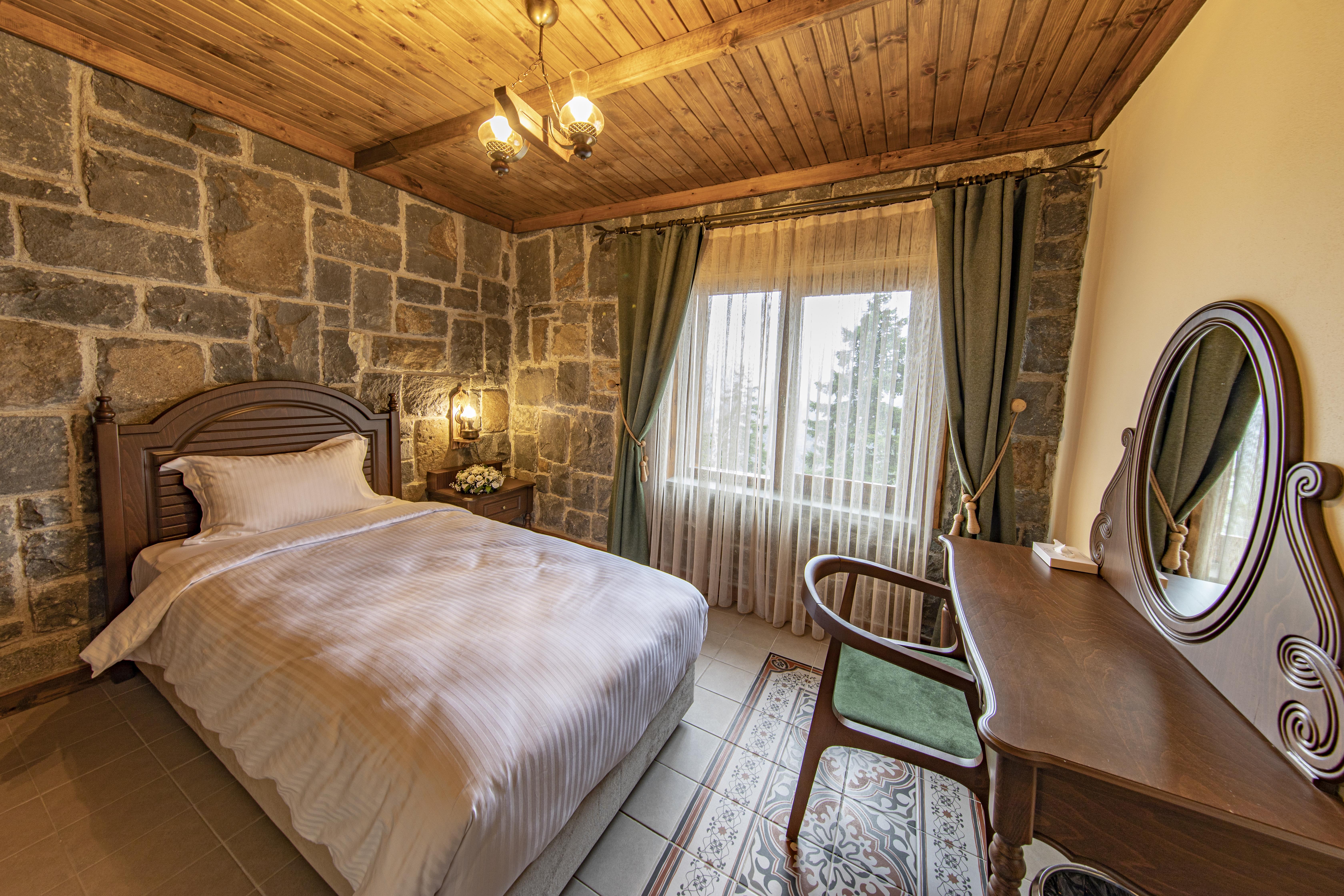 En fazla 4 yetişkin.