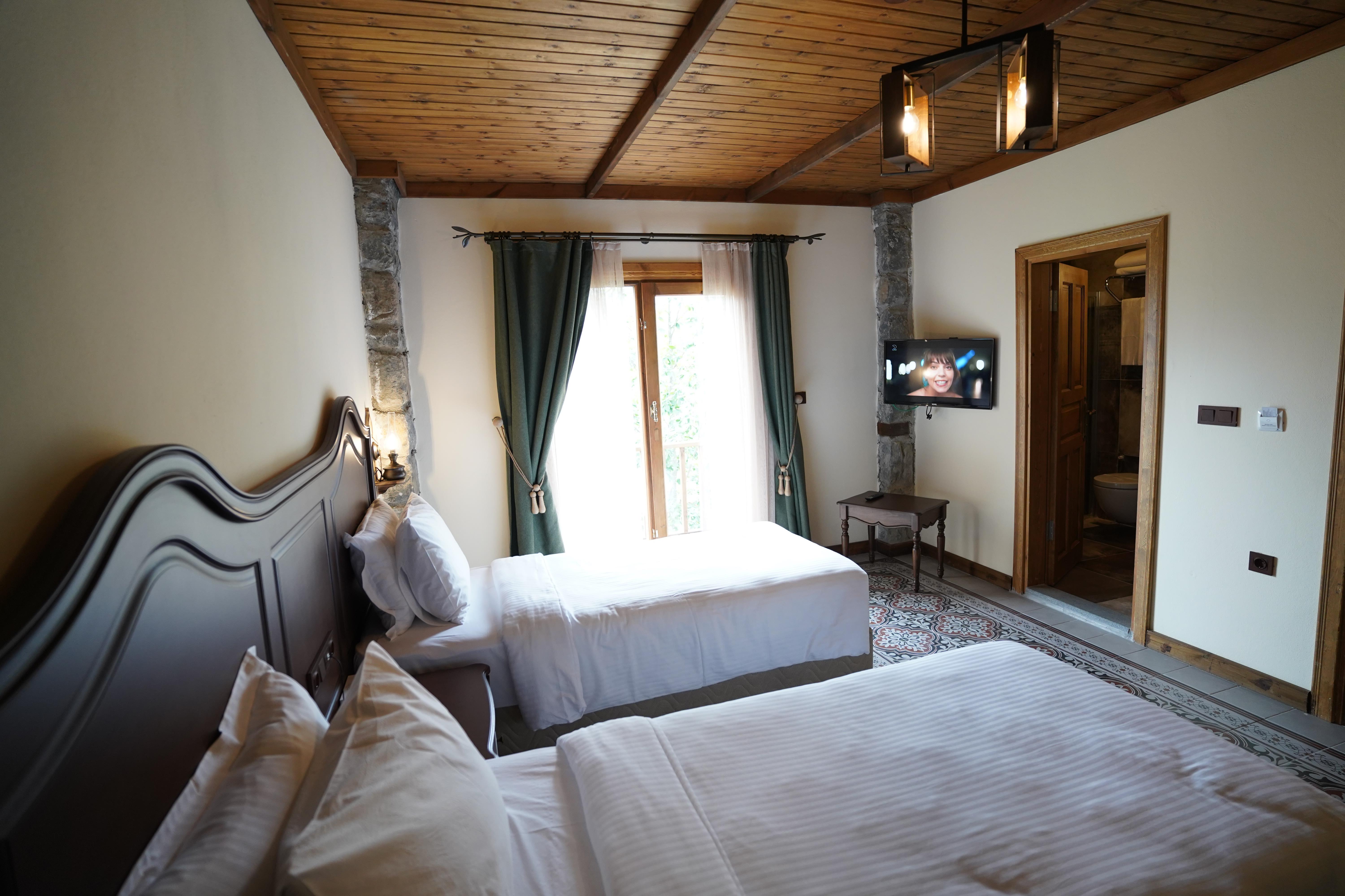 En fazla 2 yetişkin.