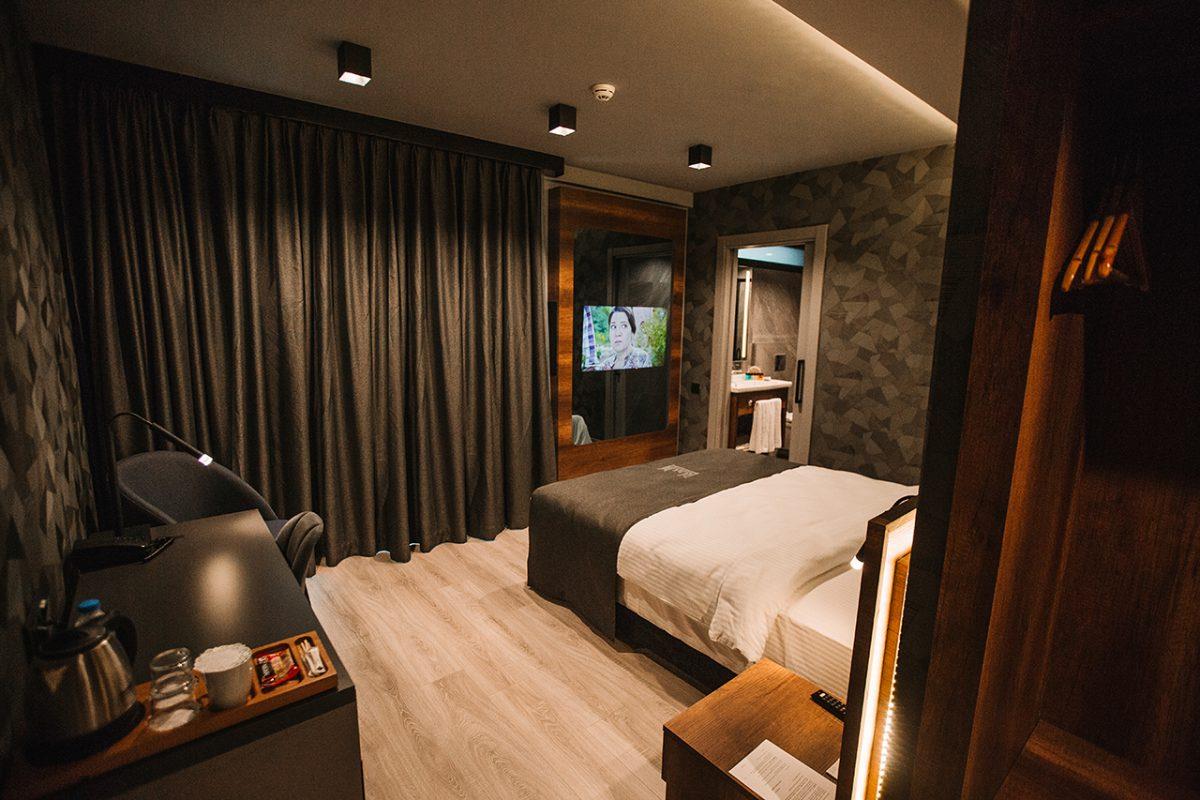 En fazla 2 yetişkin.