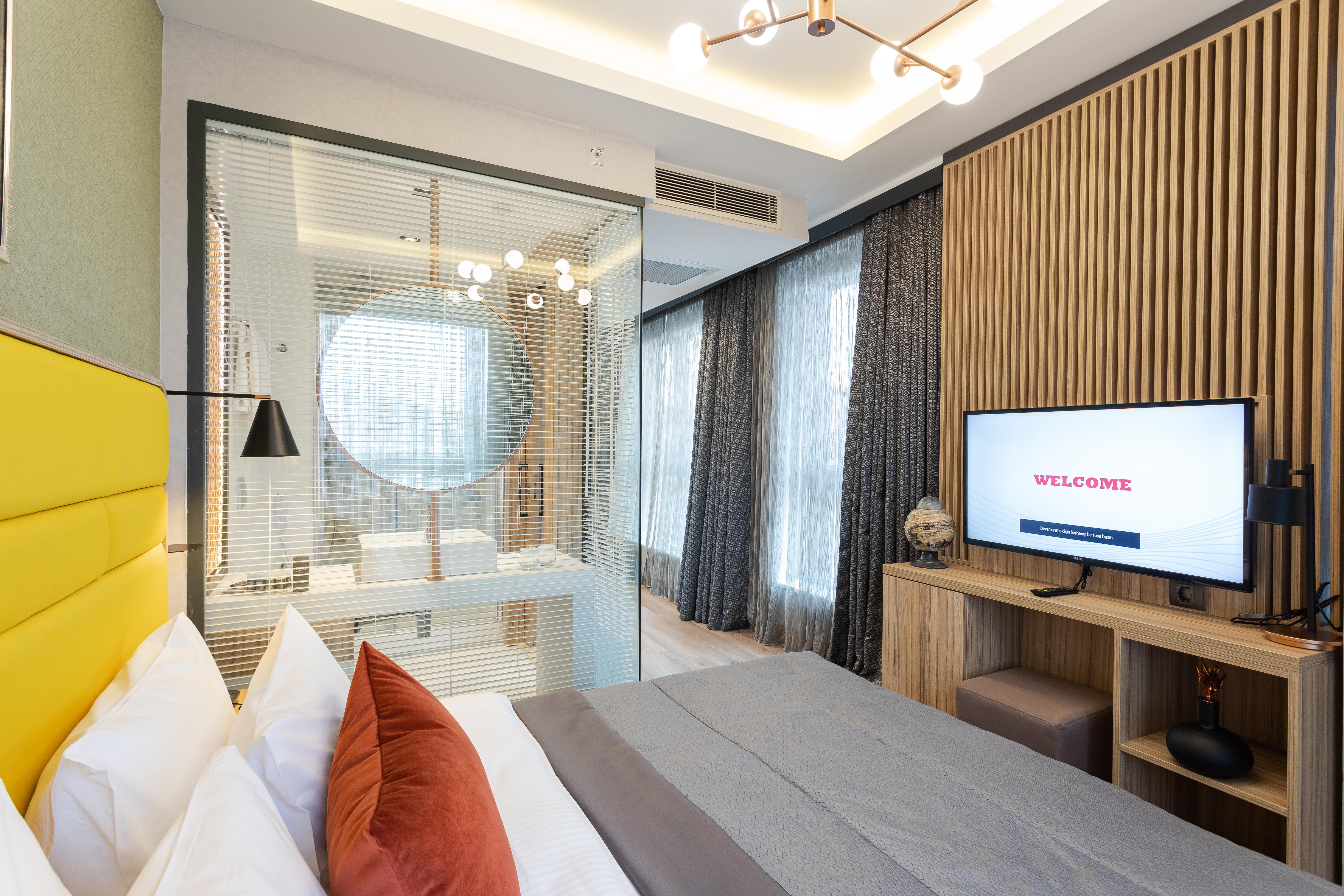 En fazla 3 yetişkin + 1 bebek (0-2 yaş) veya 2 yetişkin + 1 çocuk + 1 bebek (0-2 yaş).