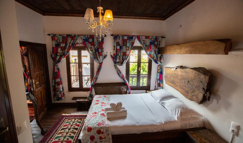 En fazla 3 yetişkin.