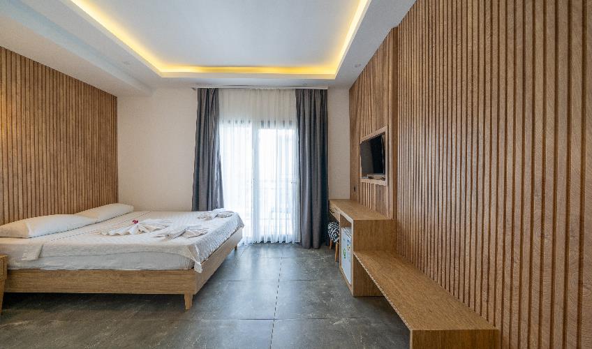 En fazla 2 yetişkin + 1 bebek (0-2 yaş).