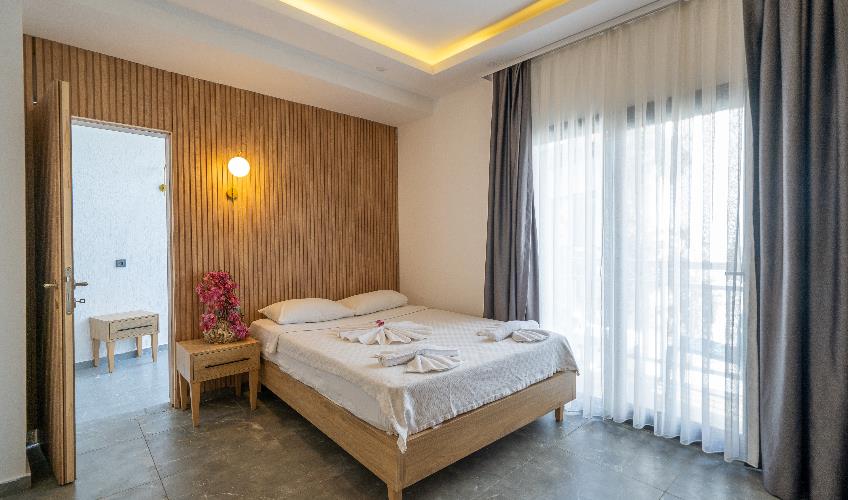 En fazla 3 yetişkin + 1 bebek (0-2 yaş).